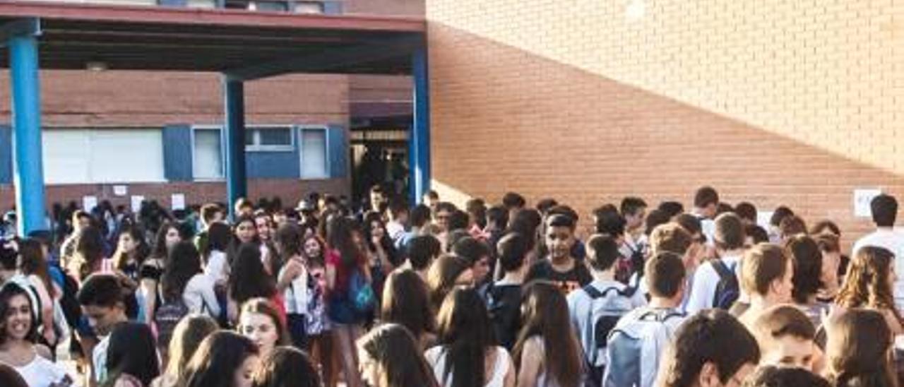 Estudiantes de Secundaria antes de entrar ayer en las clases