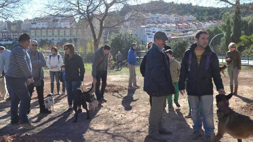 La Vall estrena su primer parque para perros