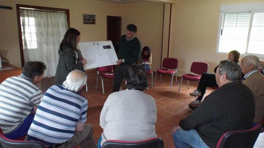 El alcalde muestra a los vecinos un boceto de cómo quedarían las nuevas instalaciones municipales.