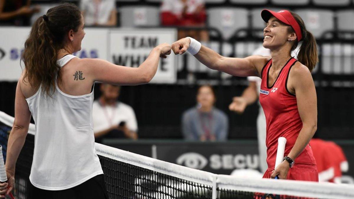 Martina Hingis se saluda con Patty Schnyder durante la exhibición del Swiss Tennis Pro Cup