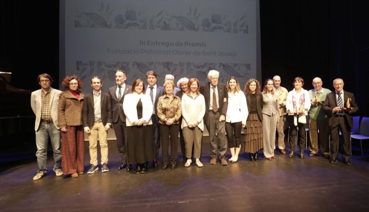 Foto de familia de los premiados en el escenario del teatro Xesc Forteza.