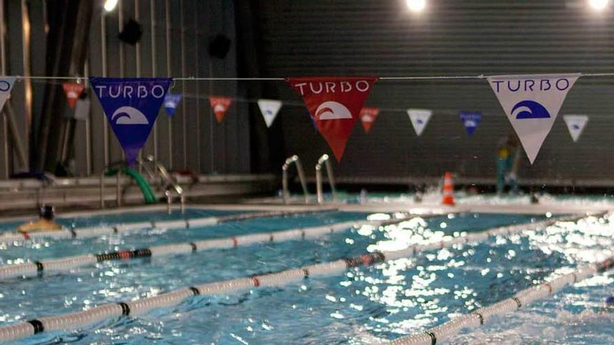 Nadadores en la piscina del centro deportivo Juan Carlos Beiro.