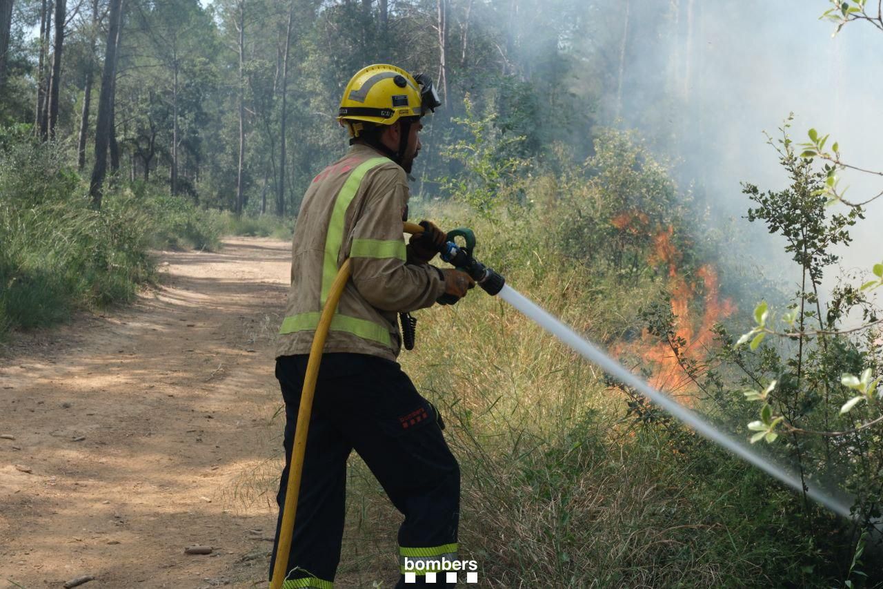 Les imatges de l'incendi forestal de Bàscara que ha començat per l'incendi d'un cotxe a l'AP-7