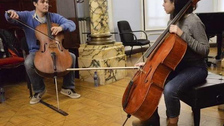 Adolfo Gutiérrez descubre los secretos del chelo en el Conservatorio