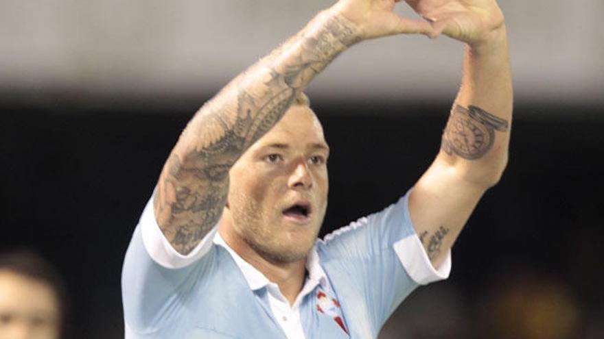 Guidetti hace el símbolo de un corazón // J. Lores