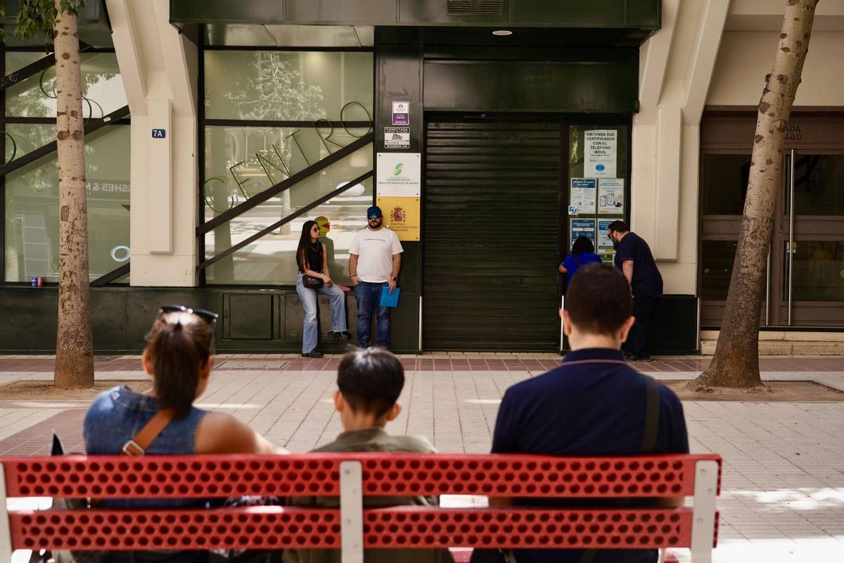 MLG 20-04-2026.- Varias personas migrantes, hacen colas en la oficina de la Seguridad Social de la capital, donde desde hoy se ha abierto el plazo presencialmente para la regulación de su situación en España
