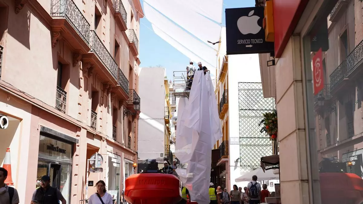 Sevilla blinda 30 calles contra el calor: el mapa completo de sombras y las dos incógnitas que siguen sin fecha