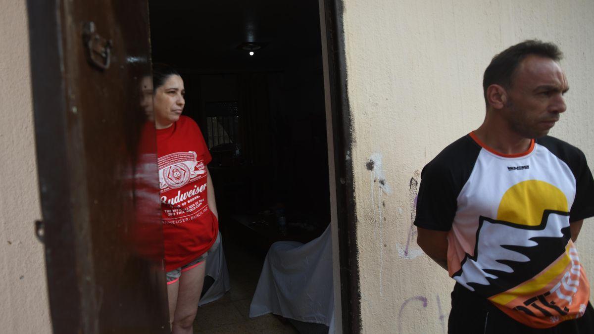 Ana María y Sergio, este martes en la puerta de su casa, donde se refugió para huir.