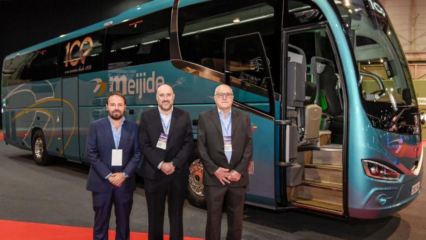 Representantes de la empresa con el autocar, en Silleda.