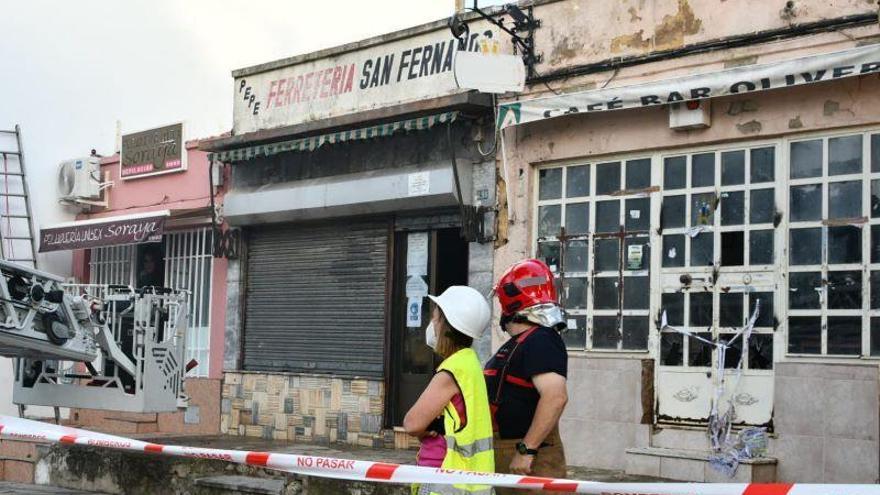 Un incendio causa importantes daños en cuatro locales comerciales de la avenida Carolina Coronado de Badajoz