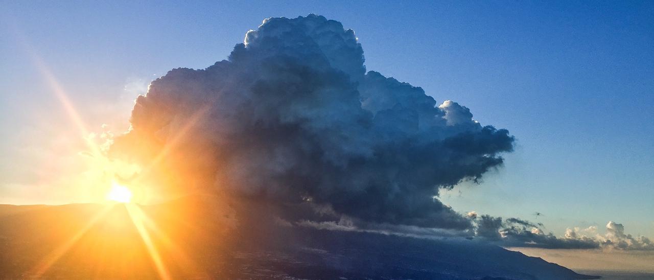 El terremoto de mayor magnitud y nuevos desbordamientos de lava cuando se cumplen dos meses de la erupción