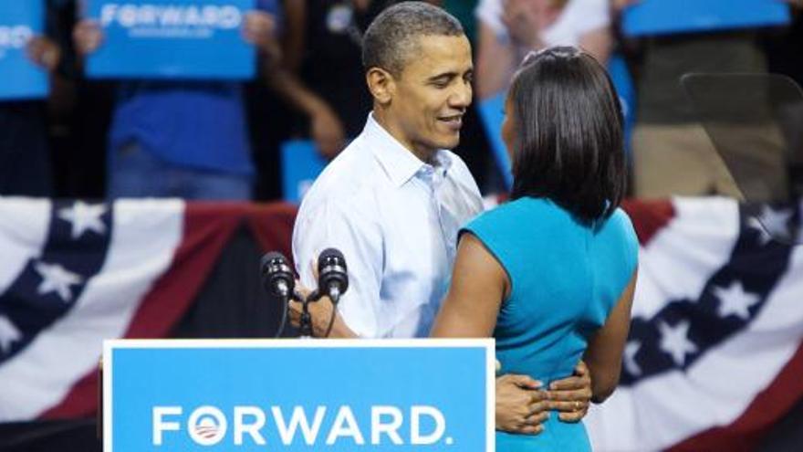 Obama con su esposa en el inicio de la campaña.