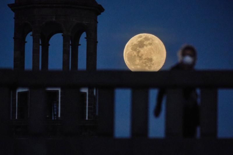 Superluna en Santa Cruz de Tenerife mascarilla coronavirus  | 07/04/2020 | Fotógrafo: Andrés Gutiérrez Taberne