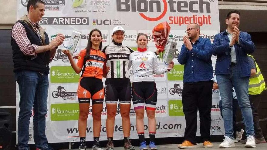 Sara Yusto posa en el podio junto a Luisa Ibarrola y Raquel Queirós en Arnedo.