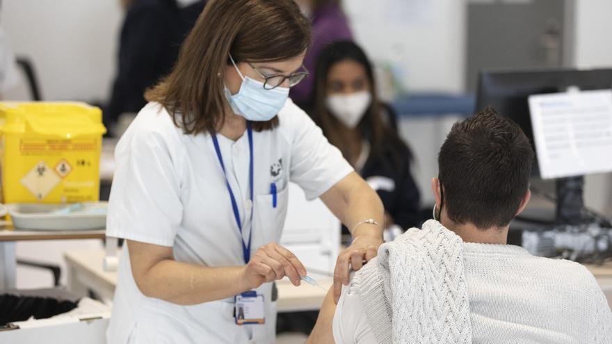 Sanidad pone en marcha la cuarta dosis de la vacuna: quiénes serán los primeros en recibirla