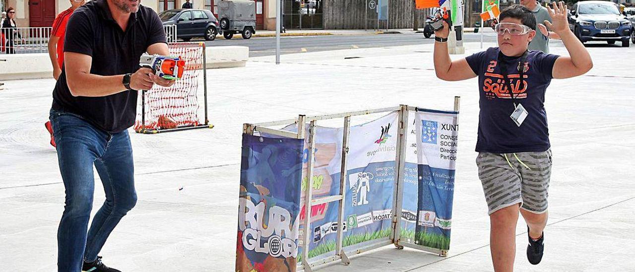 El alcalde, en un torneo Nerf de La Estación.