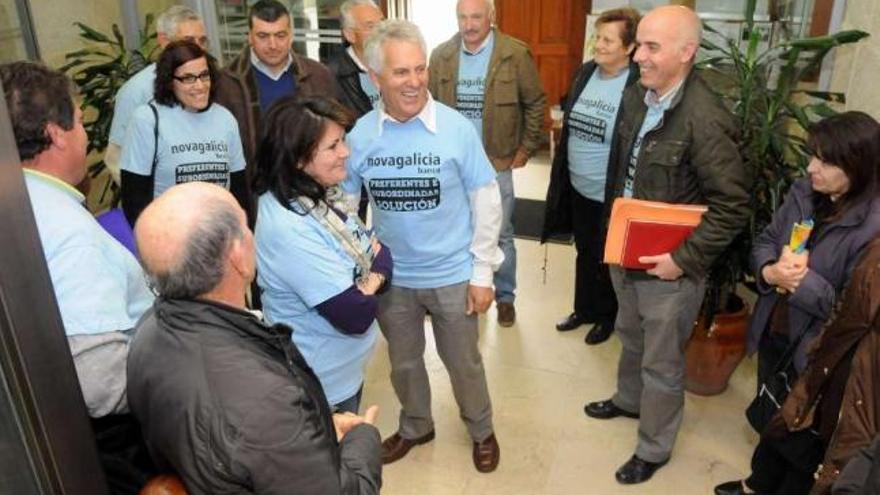 El alcalde, Luciano Sobral, y Chelo Besada, reciben a los afectados por las preferentes. // G. Santos