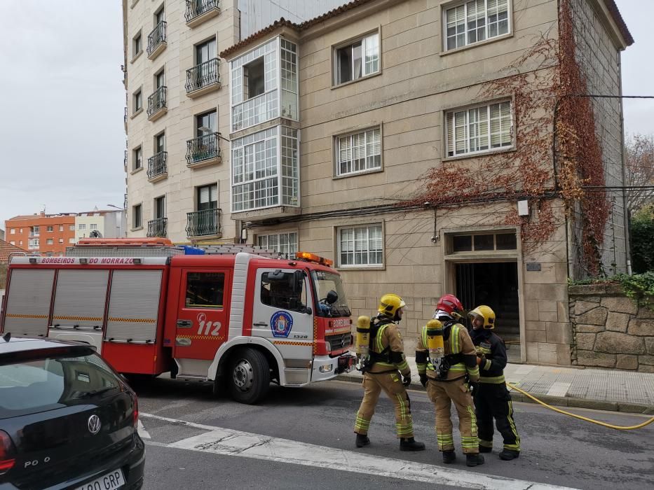 Sucesos en Pontevedra | Evacuada una pareja por un incendio en su casa en Marín