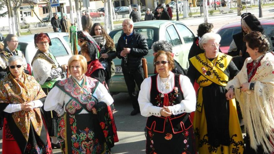 Mujeres de Moraleja del Vino celebrando la fiesta de Santa Águeda