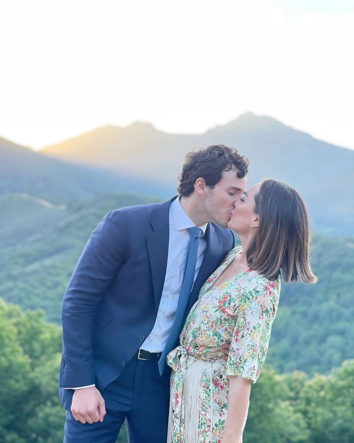 El beso de Íñigo Onieva y Tamara Falcó (con vestido de Coosy) en la boda de unos amigos