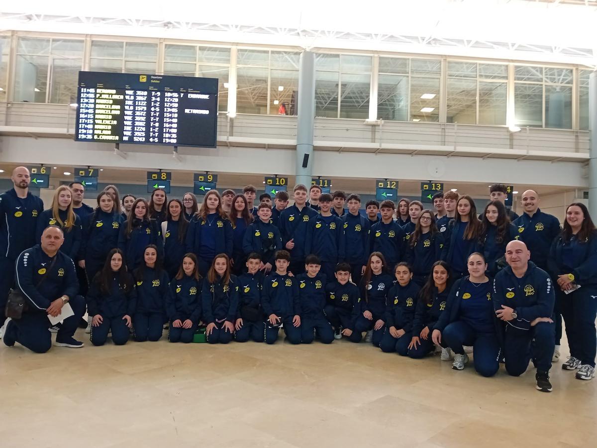 La expedición de judokas desplazados al Nacional Escolar, en el aeropuerto de Asturias.