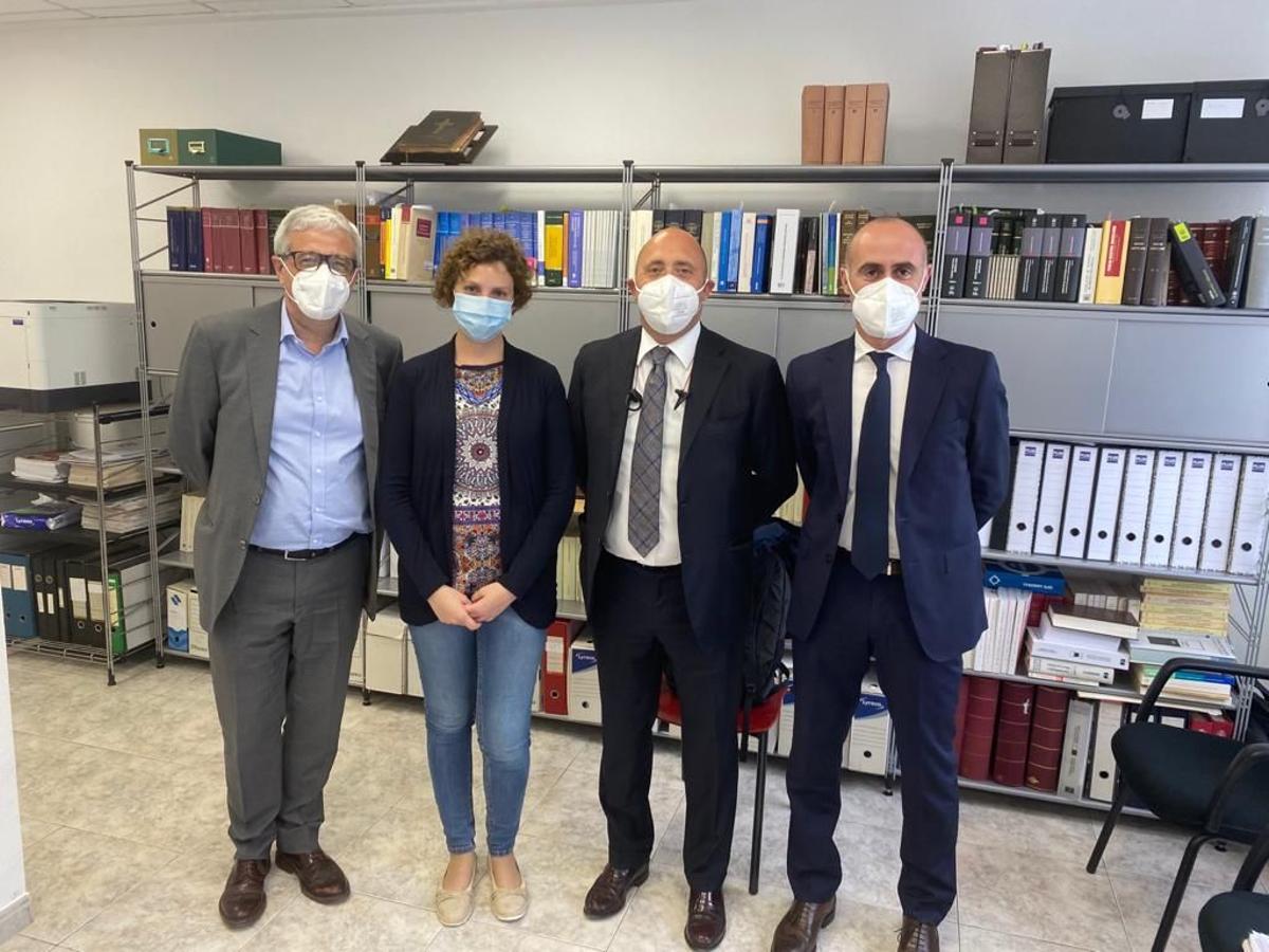 Representantes de la multinacional, en el momento de la adquisición.