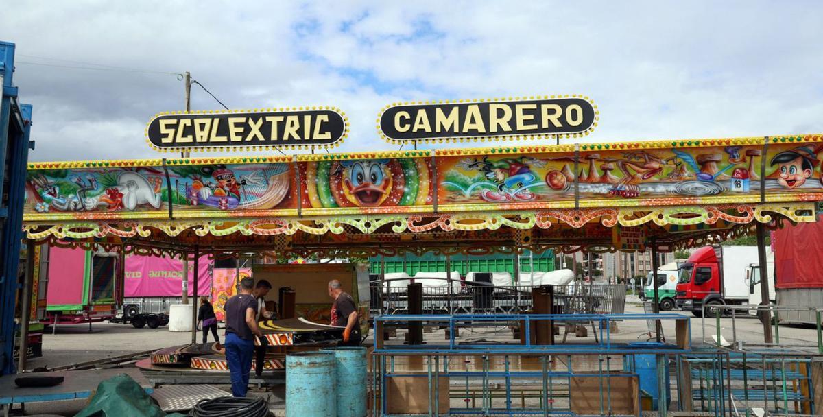 Las atracciones apuran estos días su instalación en la zona TIR. | Noé Parga