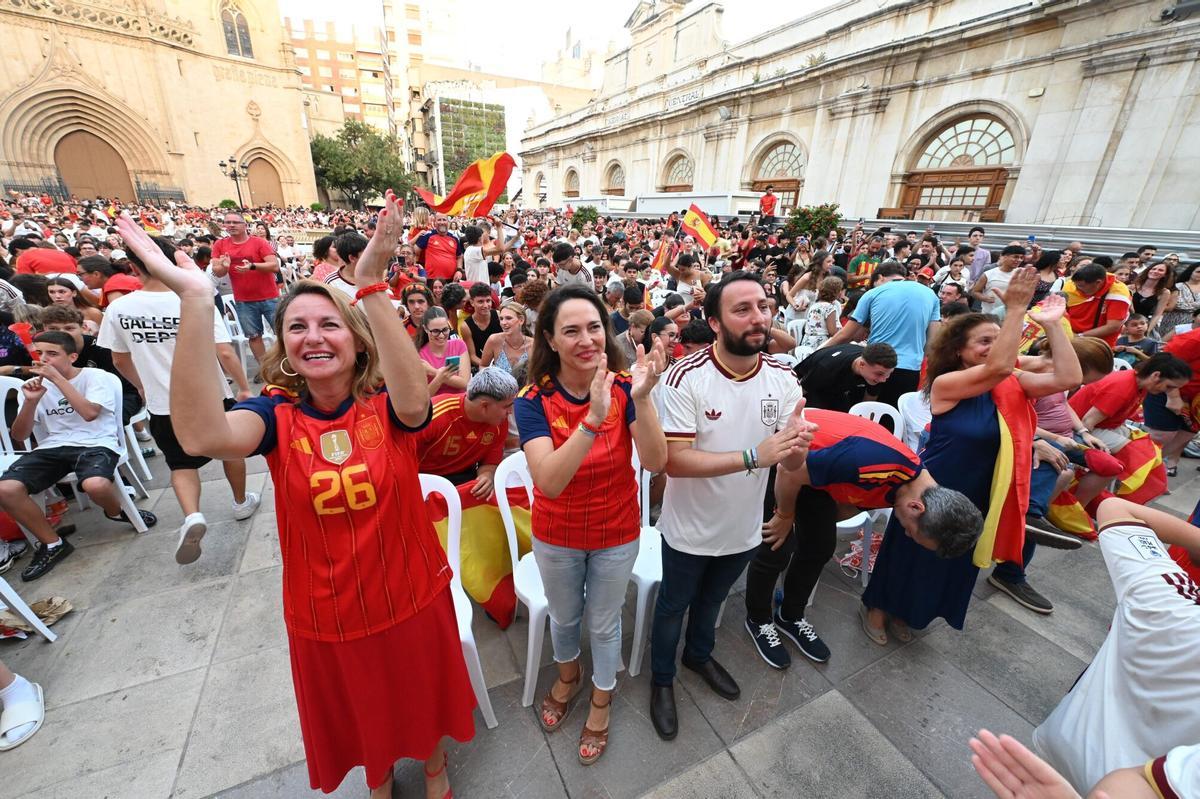 Los aficionados vibran desde la Plaza Mayor. Los aficionados vibran desde la Plaza Mayor.