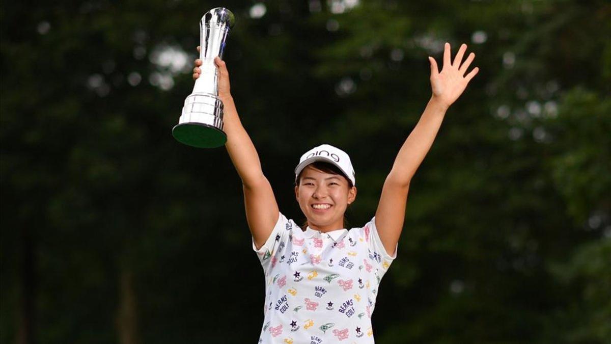 Shibuno celebra la victoria en Inglaterra con una gran sonrisa