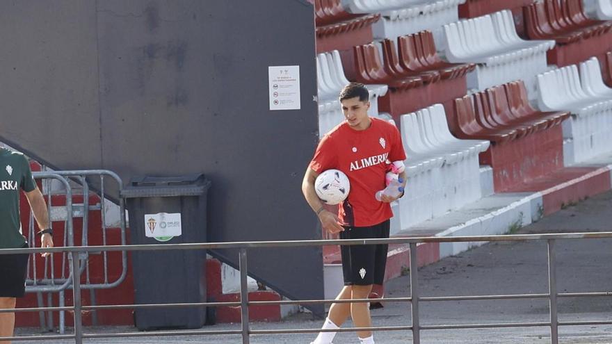 Andrés Ferrari recae de su lesión y la situación abre dos escenarios en el Sporting