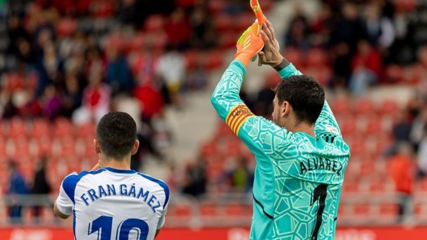 Cristian Álvarez da las gracias al final del partido a la afición desplazada a Anduva.