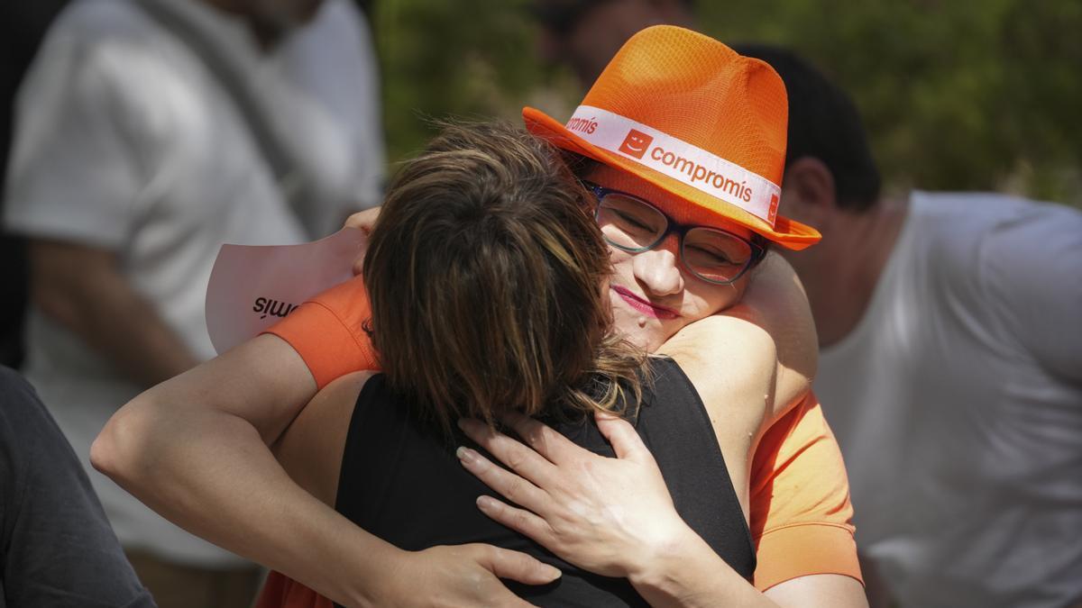 Oltra recibe un abrazo este sábado en un acto de Compromís.