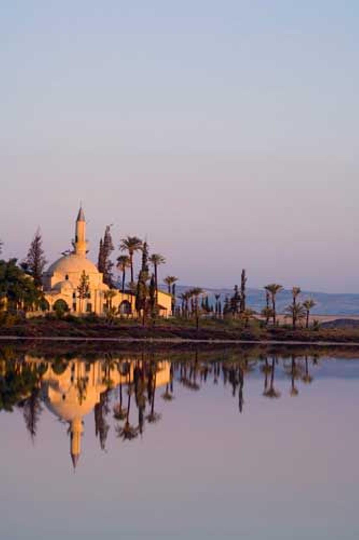 Mezquita de Umm Haram o Hala Sultan Tekke muy cerca de la ciudad de Lárnaca