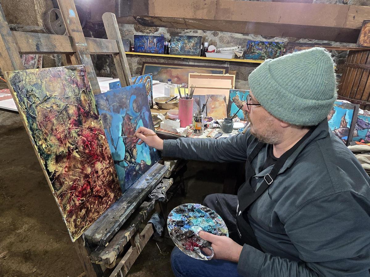 Yayo Quesada Legido trabajando en su taller artístico