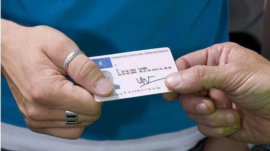 Cancelación inesperada del permiso de conducir en 2026 a los nacidos a partir de los años 50: la DGT explica las razones