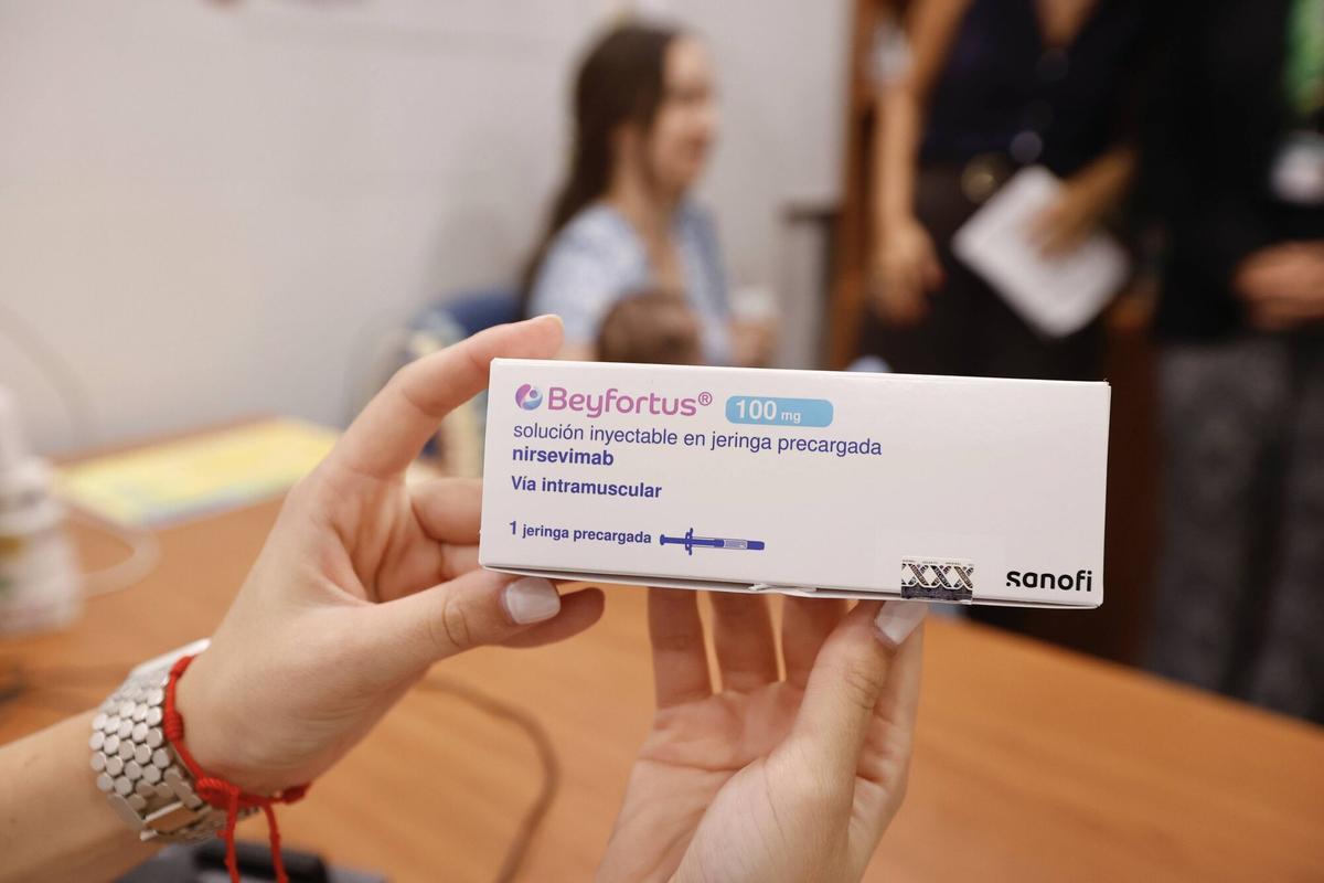 La delegada de Salud y Consumo María Jesus Botella informa sobre el inicio de la campaña de vacunación contra la bronquiolitis Centro de Salud Aeropuerto