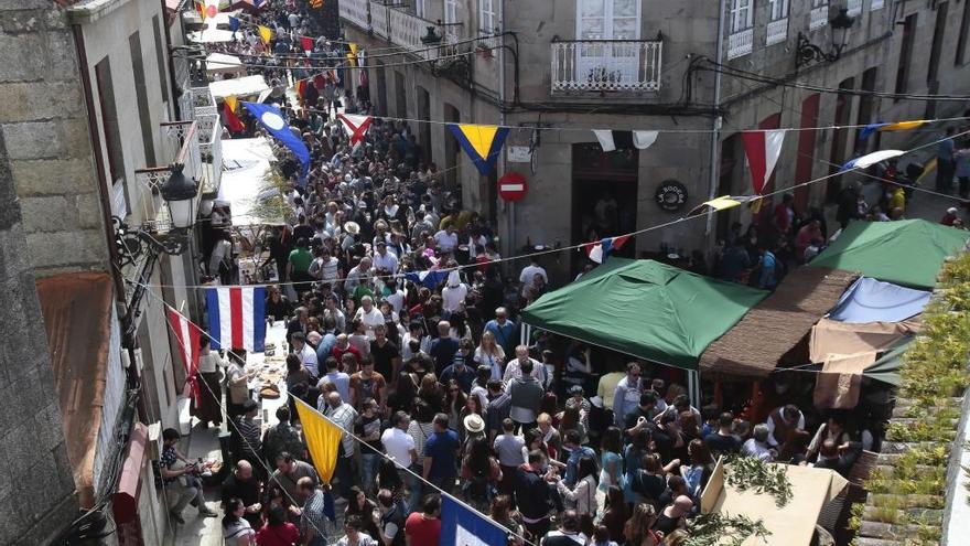 El centro de Bouzas abarrotado durante la Brincadeira.  // FdV