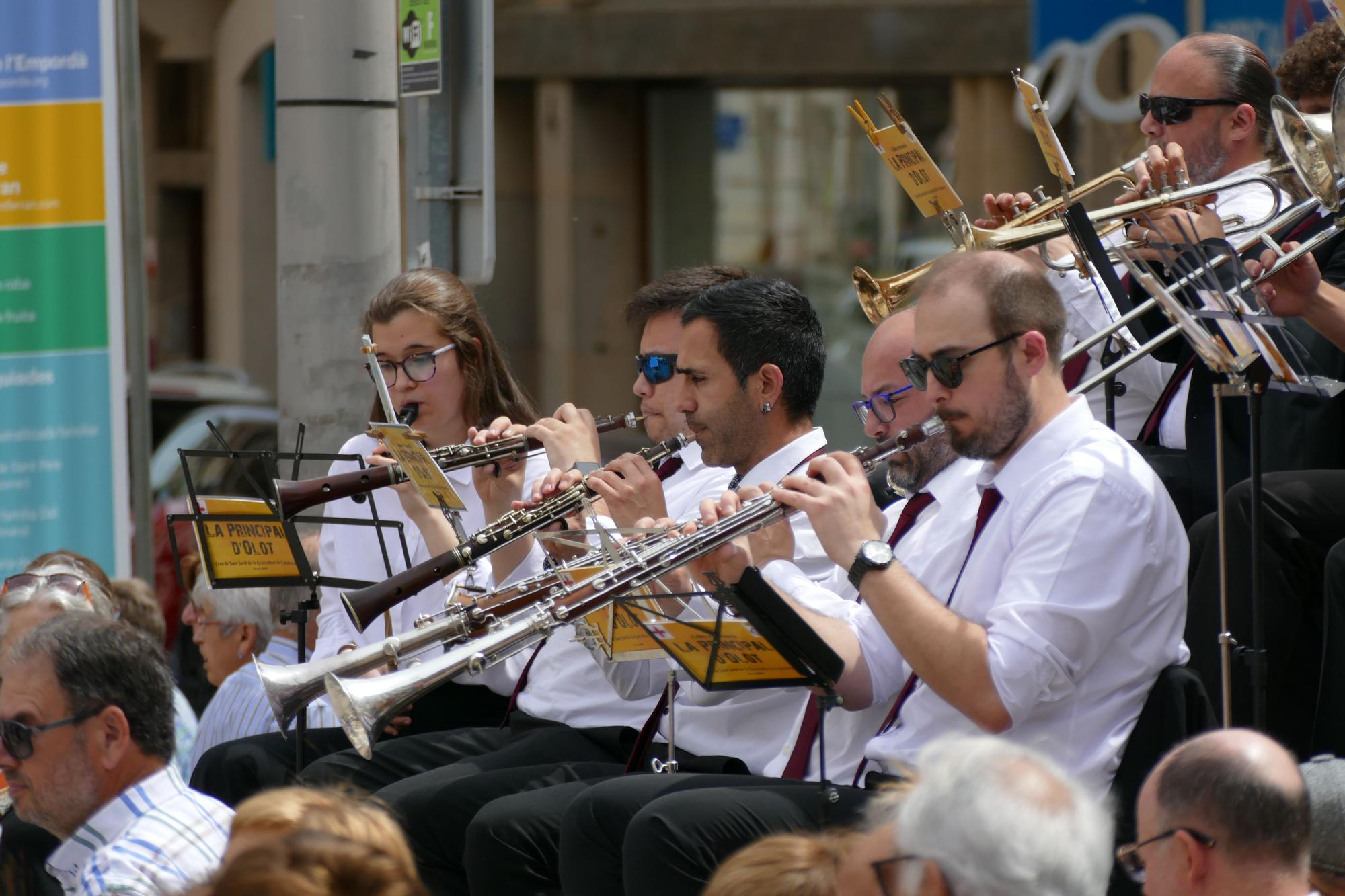 Figueres viu un Sant Jordi multitudinari