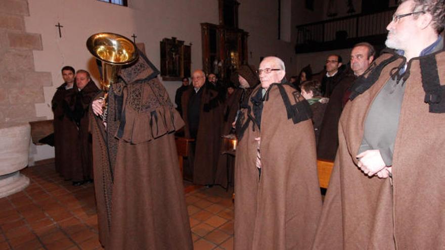 El bombardino abrió la breve procesión en el interior de San Claudio de Olivares.