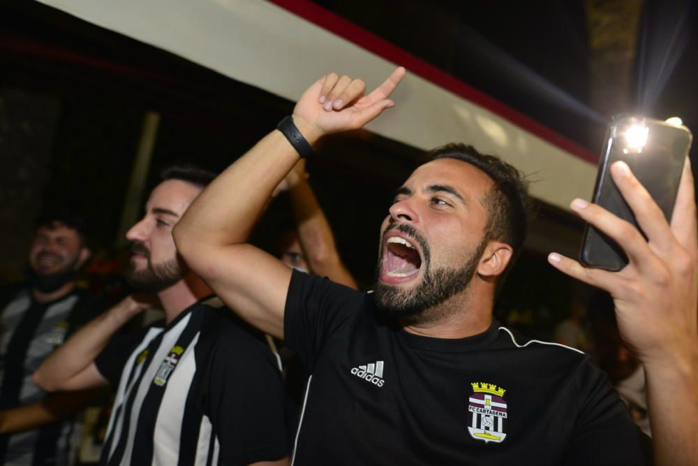 La afición celebra el ascenso del FC Cartagena