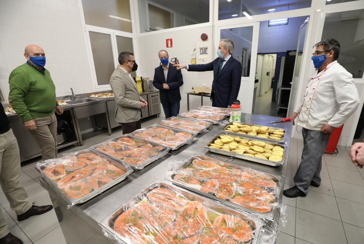 EL PERIÓDICO DE ARAGÓN entrega sus 150 roscones en el Día de San Valero y acerca la tradición a los comedores sociales