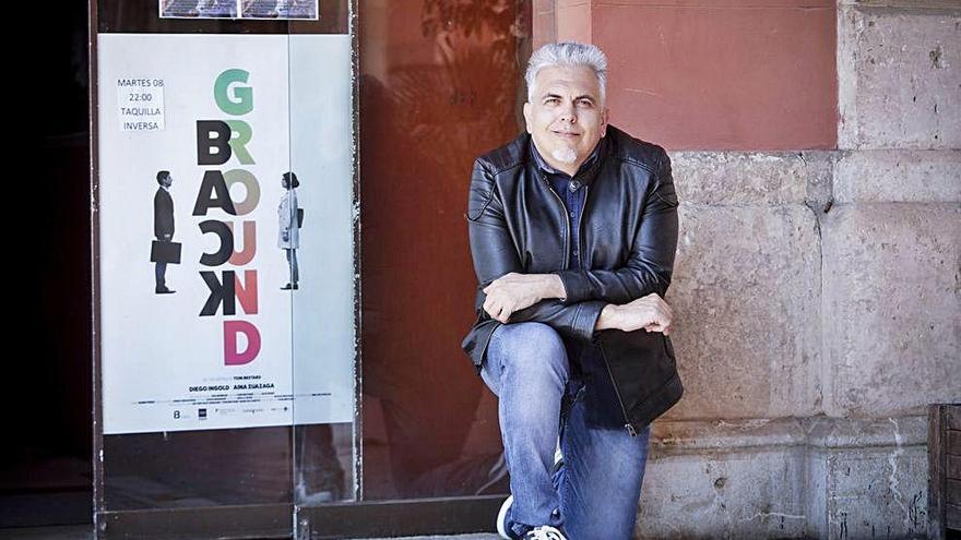 Toni Bestard posa junto al cartel de su corto &#039;Background&#039;.