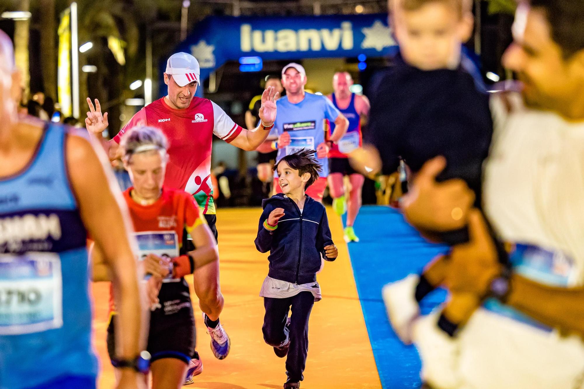 Cerca de 5.000 corredores toman Benidorm.