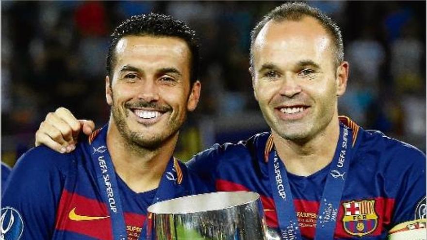 Pedro, somrient, aguanta la Supercopa d&#039;Europa al costat del capità Andrés Iniesta, després del partit d&#039;ahir a Tbilissi.