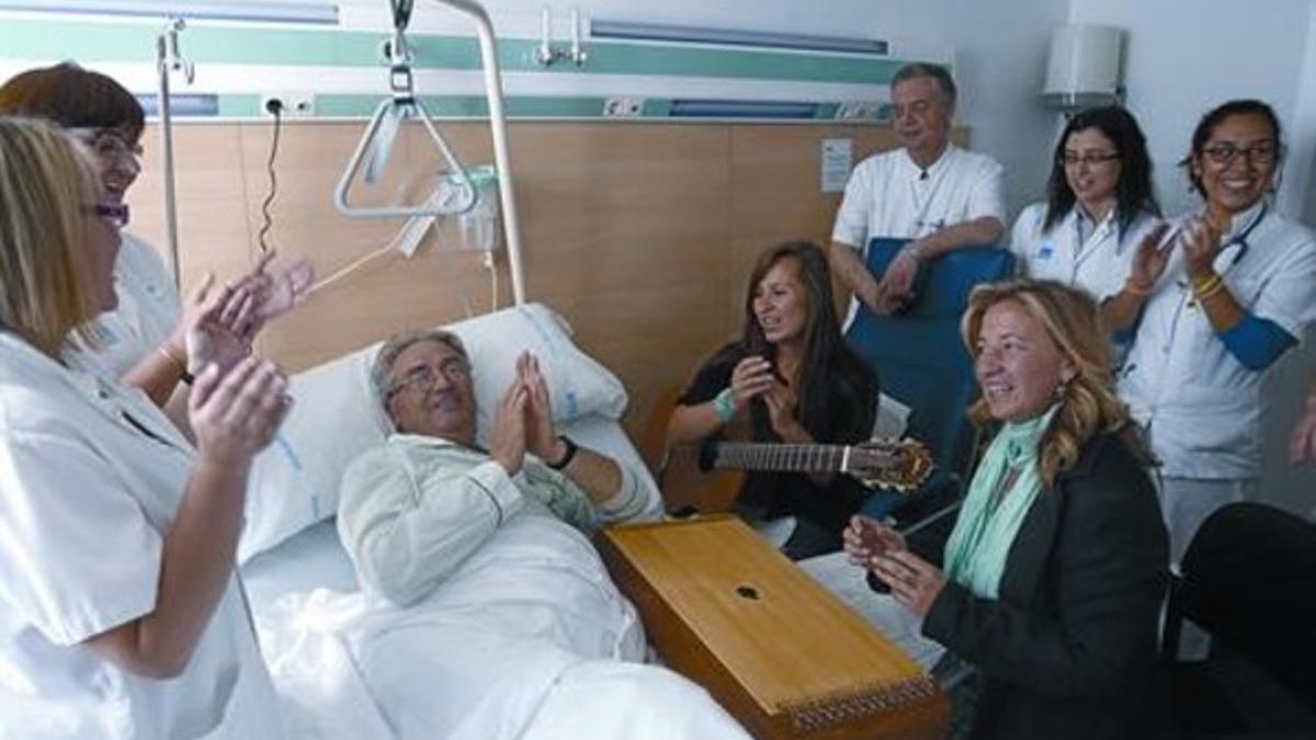 El enfermo José Lao recibe una sesión de musicoterapia     en el Hospital de  L'Esperança.