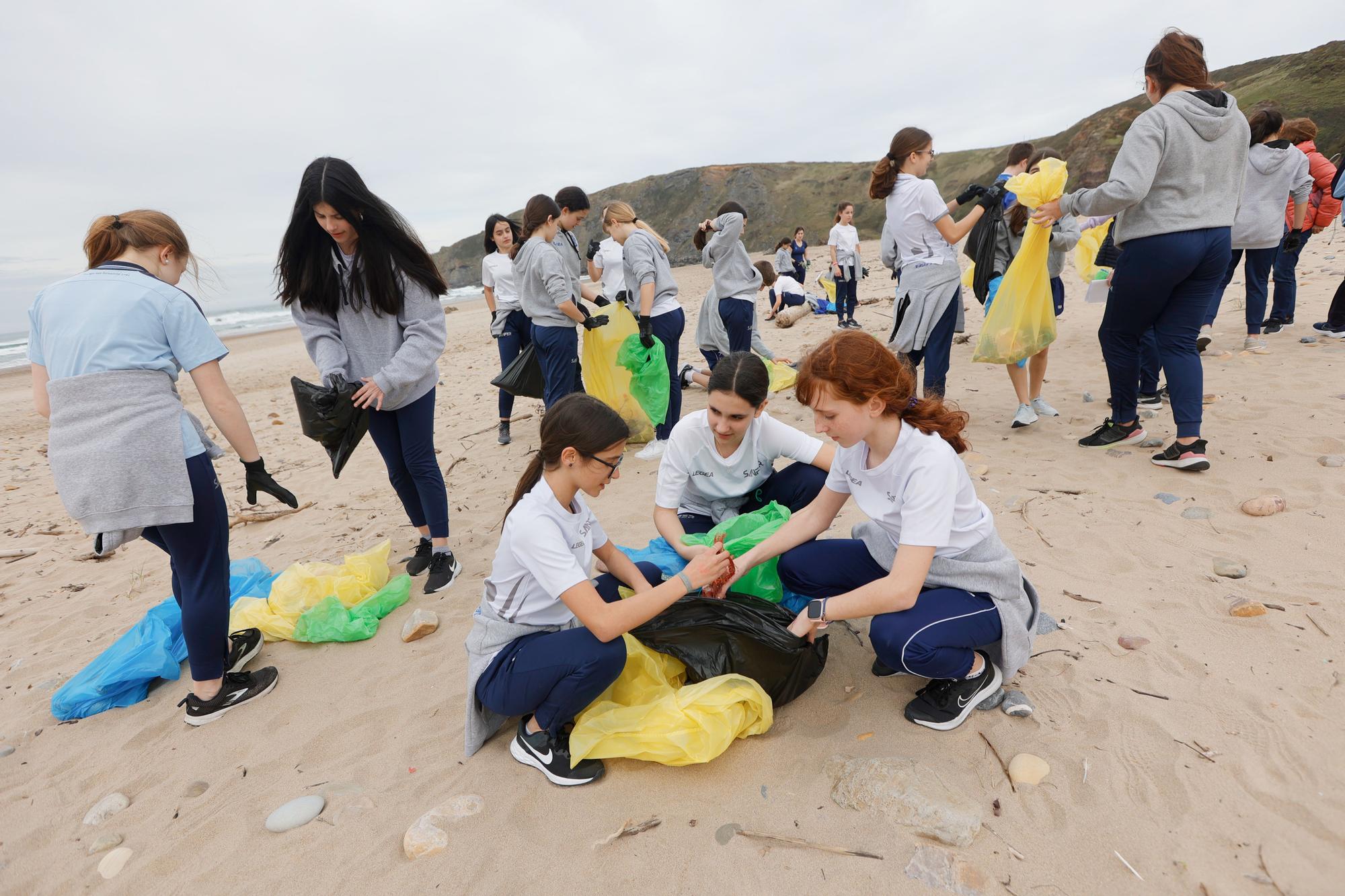 EN IMÁGENES: alumnos del colegio San Fernando limpian la playa de Xagó