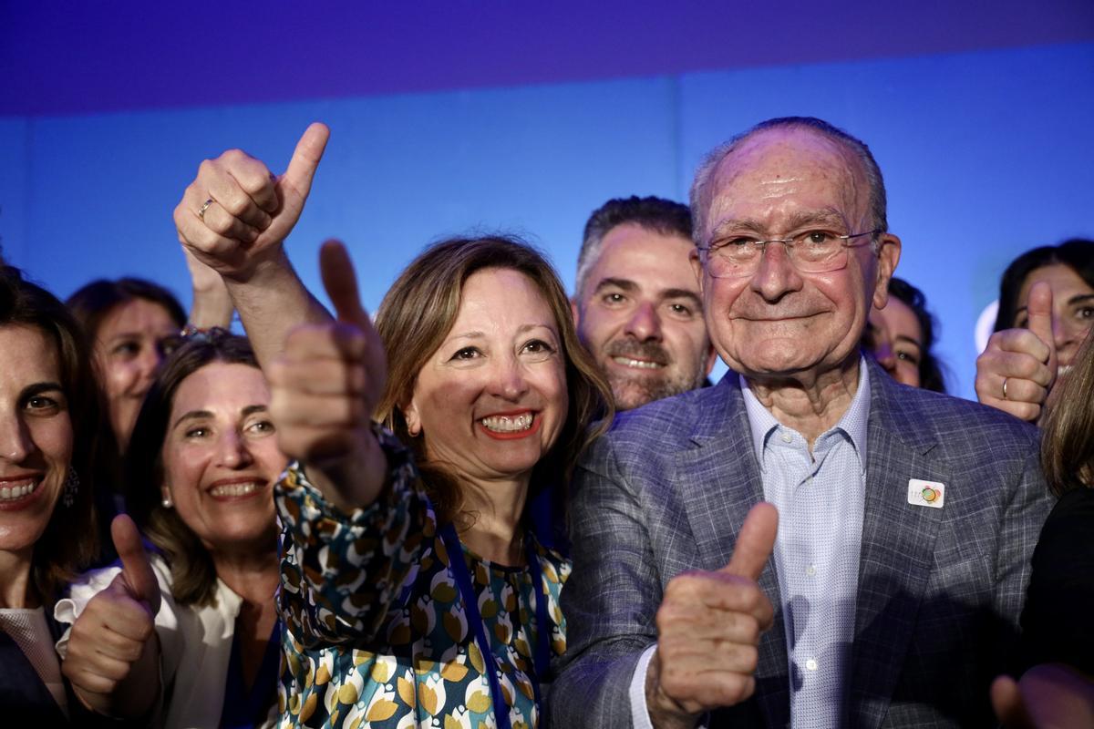 La presidenta del PP de Málaga,  Patricia Navarro, celebra el triunfo con Paco de la Torre.