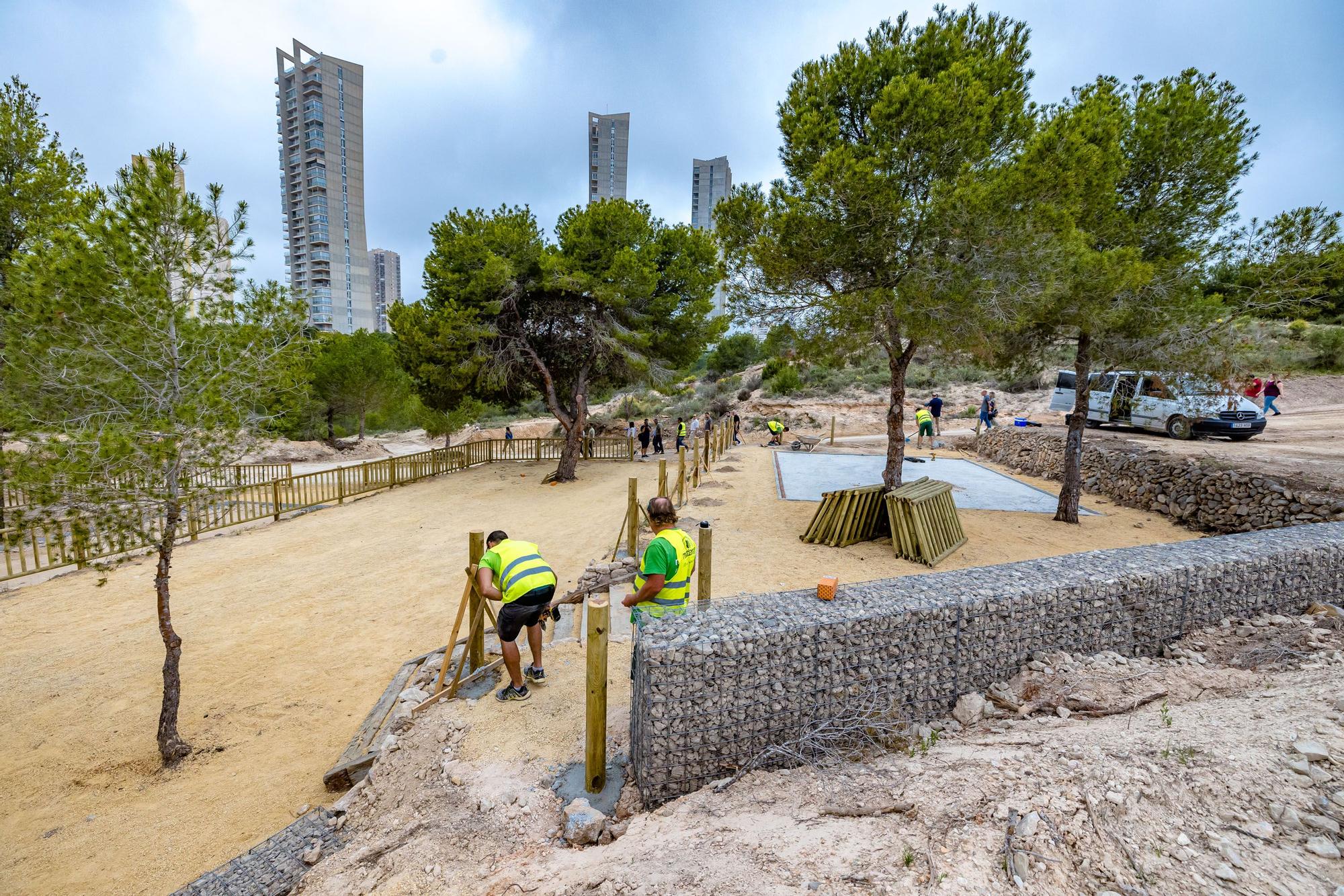 El Moralet de Benidorm: de vía del tren a 17 kilómetros de senderos. Las obras de mejora medioambiental de este pulmón verde avanzan a buen ritmo y podrían terminarse antes del plazo estipulado | La actuación abarca una superficie aproximada de un millón de metros cuadrados.