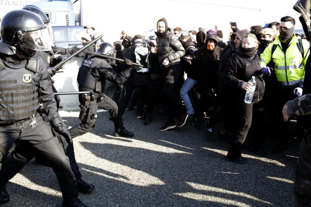 Els Mossos carreguen contra els manifestants a l'AP-7 a Medinyà