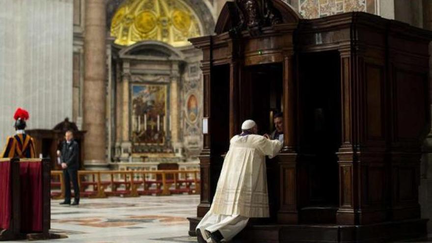 El Papa Francisco, durante su confesión en la basílica de San Pedro.  // Efe